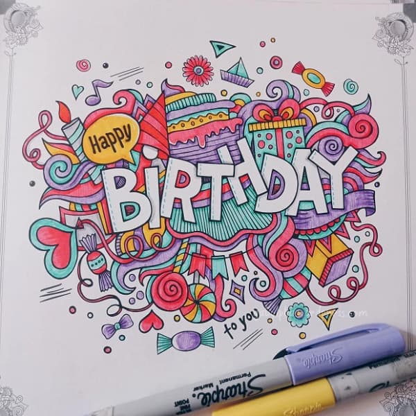 Carte d'anniversaire disant 'Happy Birthday" calligraphiée et dessinée en remplissage.