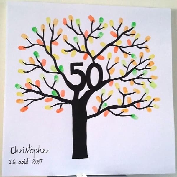 Carte de cinquantième anniversaire représentant une arbre avec le nombre 50 mélangé aux branches.