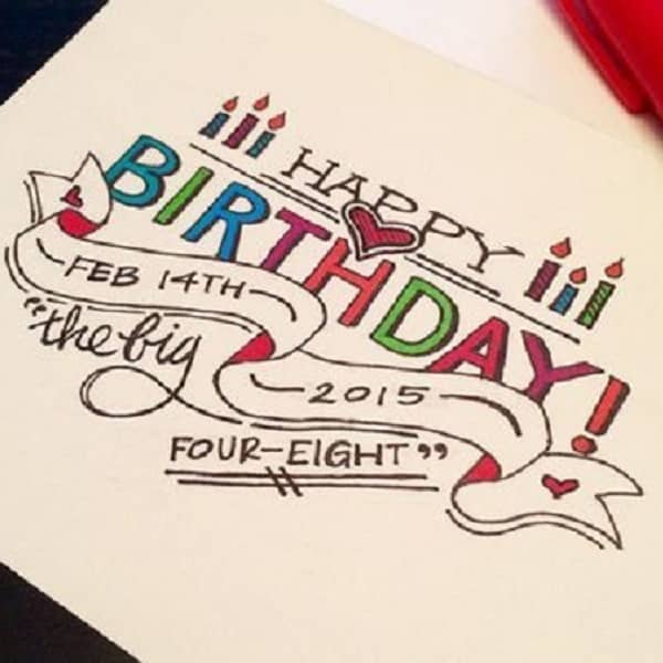 Carte d'anniversaire avec des polices calligraphiées, multicolore.