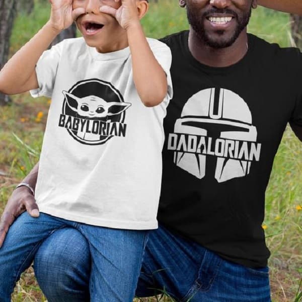 Famille avec des tee-shirts synchronisés de la série Mandalorian.