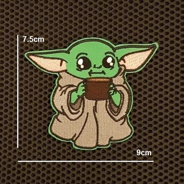 Patch Bébé Yoda alias Grogu avec échelle 7.5cm et 9cm.